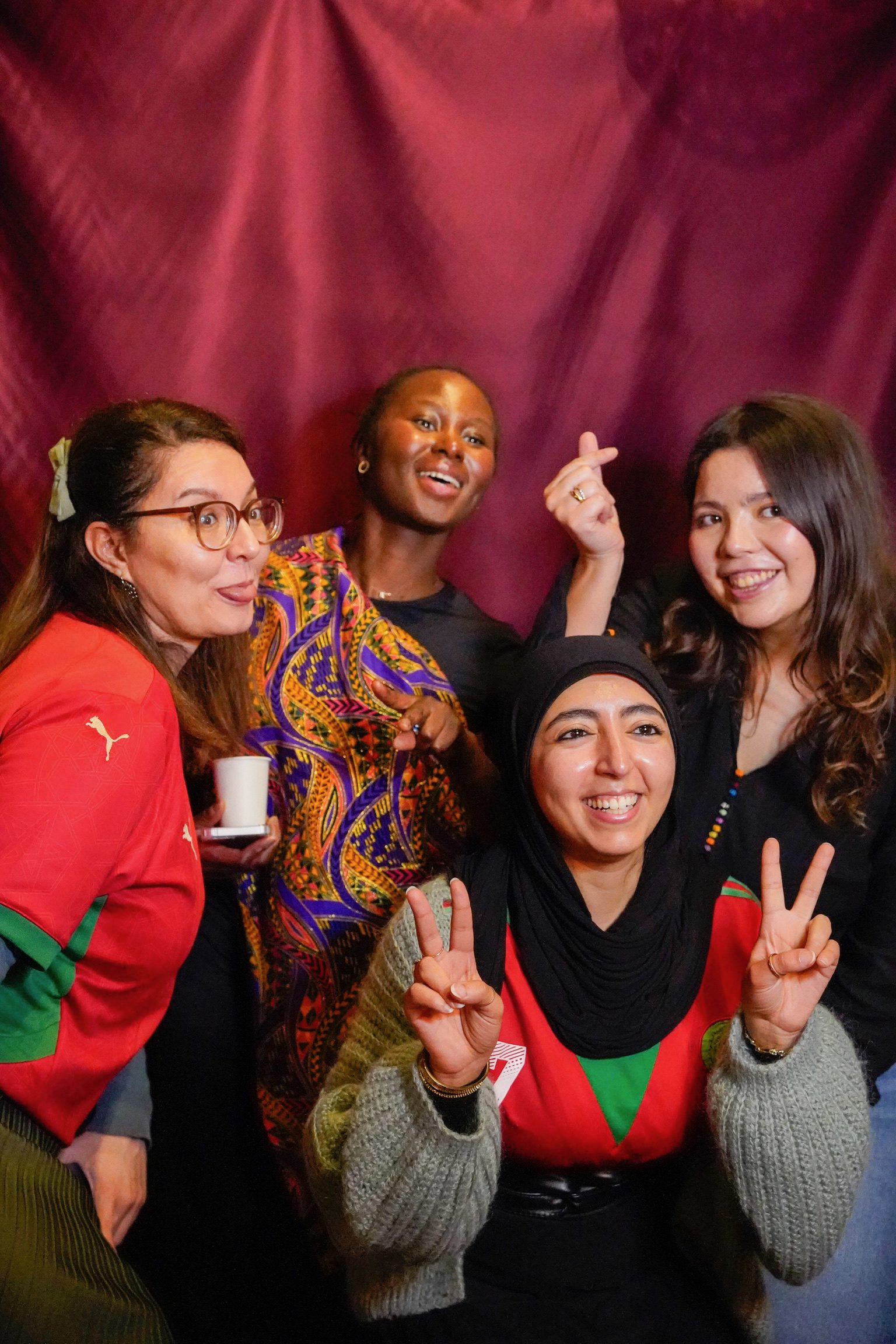 Photobooth festif, quatre amies complices